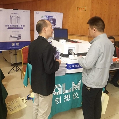 展臺(tái)前客戶在咨詢(xún)