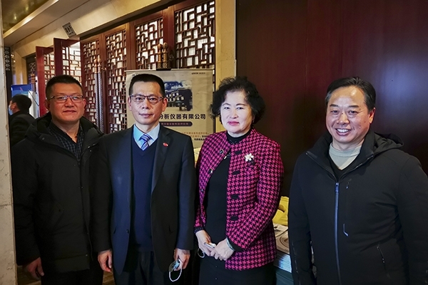 中國鑄造協(xié)會秘書長張志勇，天津鑄鍛行業(yè)協(xié)會秘書長王繼英蒞臨創(chuàng)想儀器展位前參觀指導(dǎo)
